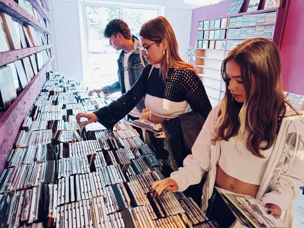 jongeren muziekzaak cd zoeken gorinchem